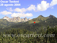 Il puntino rosso indica la collocazione del Rifugio Città di Fiume, come appare da sotto la Croda Toronda (pendici nord-occidentali del Pelmo)