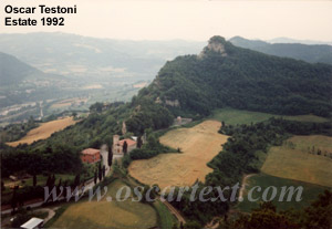 Il paese di Badolo (sul crinale del contrafforte) e la sua Rocca che ne esce, visti da sud (crinale meridionale)