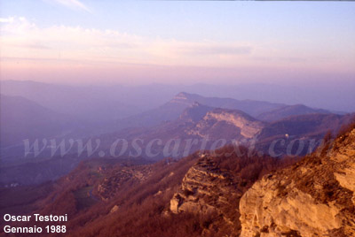Il contrafforte pliocenico visto da Monte Adone con il Monte del Frate, la Rocca di Badolo e Monte Mario