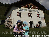 La bimba gioca nel giardino antistante il Rifugio