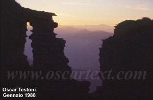 Il lento lavoro del vento e della pioggia sulla friabile arenaria di Monte Adone