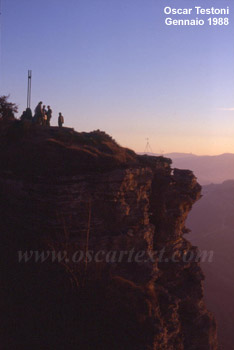 La cima di Monte Adone, visto dal suo crinale
