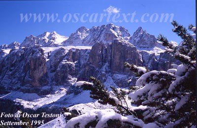 Il Gruppo del Sella visto dal versante opposto del Passo Gardena, mentre il nostro cammino � diretto al Rif. Puez attraverso il Passo Cir. La foto � del Settembre 1995